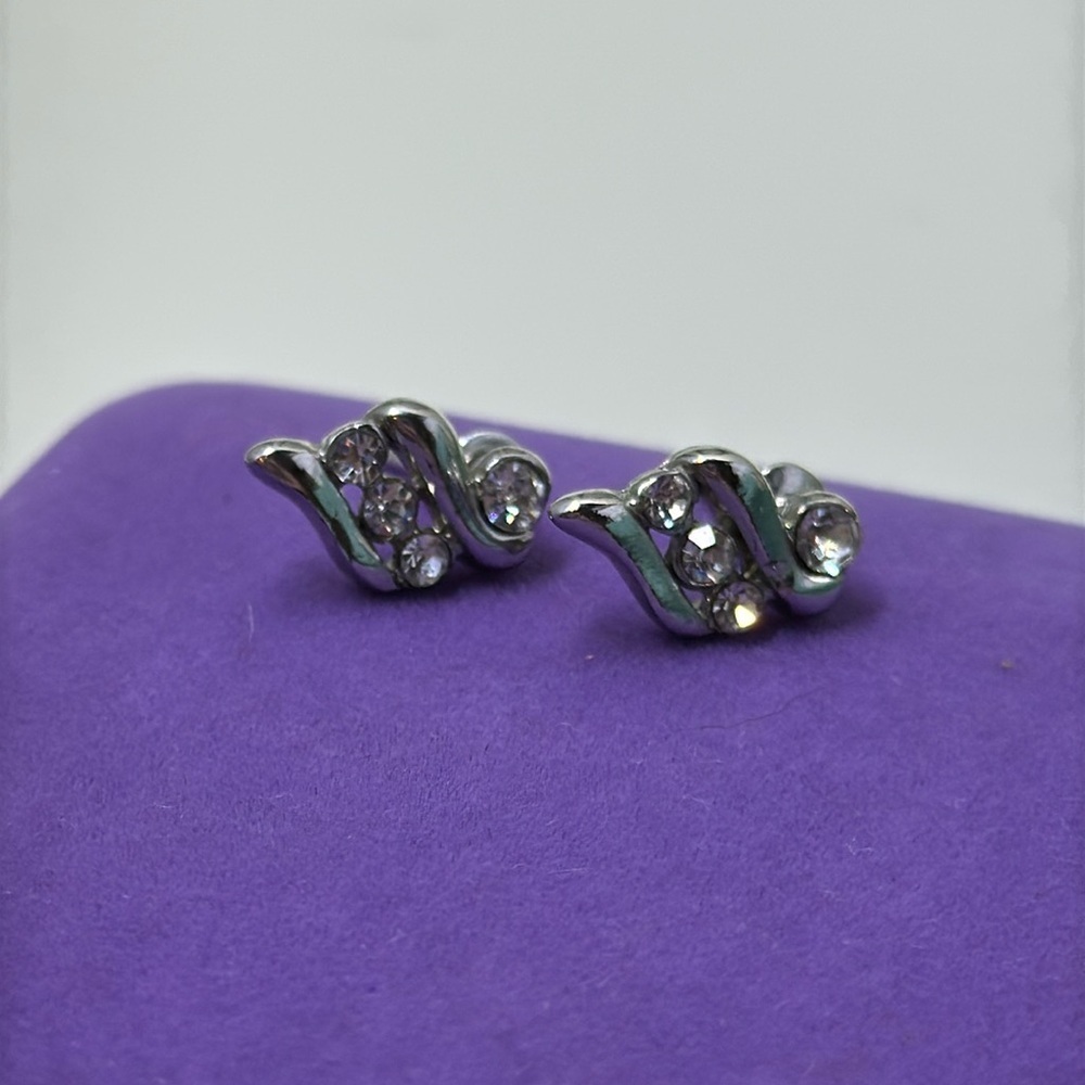 💛 Silver Tone Crystal Earrings